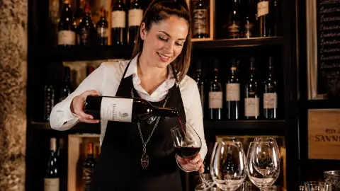 Travailler dans le vin : les métiers accessibles sans être vigneron