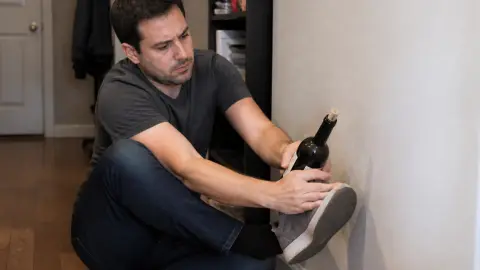 Ouvrir une bouteille sans tire-bouchon : méthodes et risques